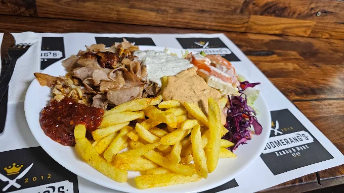 Döner & Kebab von Boomerang's, frisch vom Spiess mit Pommes und Salat
